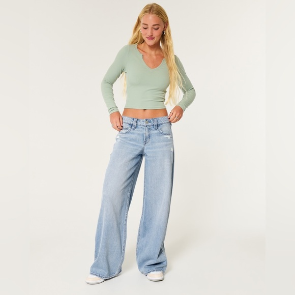 NWT Hollister Low-Rise Distressed Light Wash Super Baggy Jeans Size 4 - Picture 1 of 7